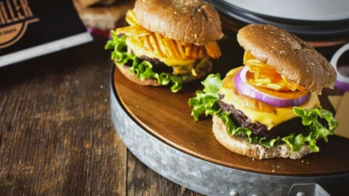 Evergrilling with Cheese Stuffed Barbecue Crunch Burgers
