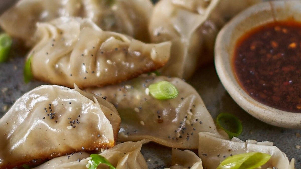 Best Pan Fried Gyoza Recipe (Japanese Pork Dumplings)