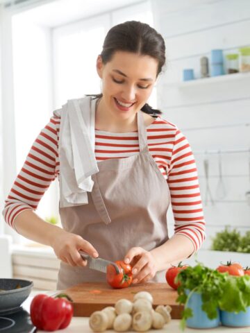 december meal plan lady slicing tomatoes.
