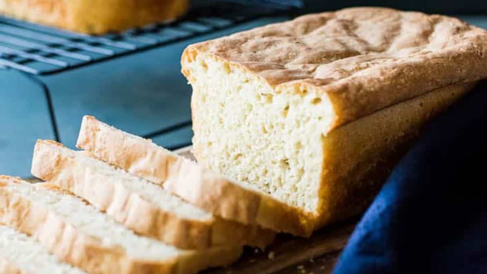 A loaf of bread is sitting on a cutting board.